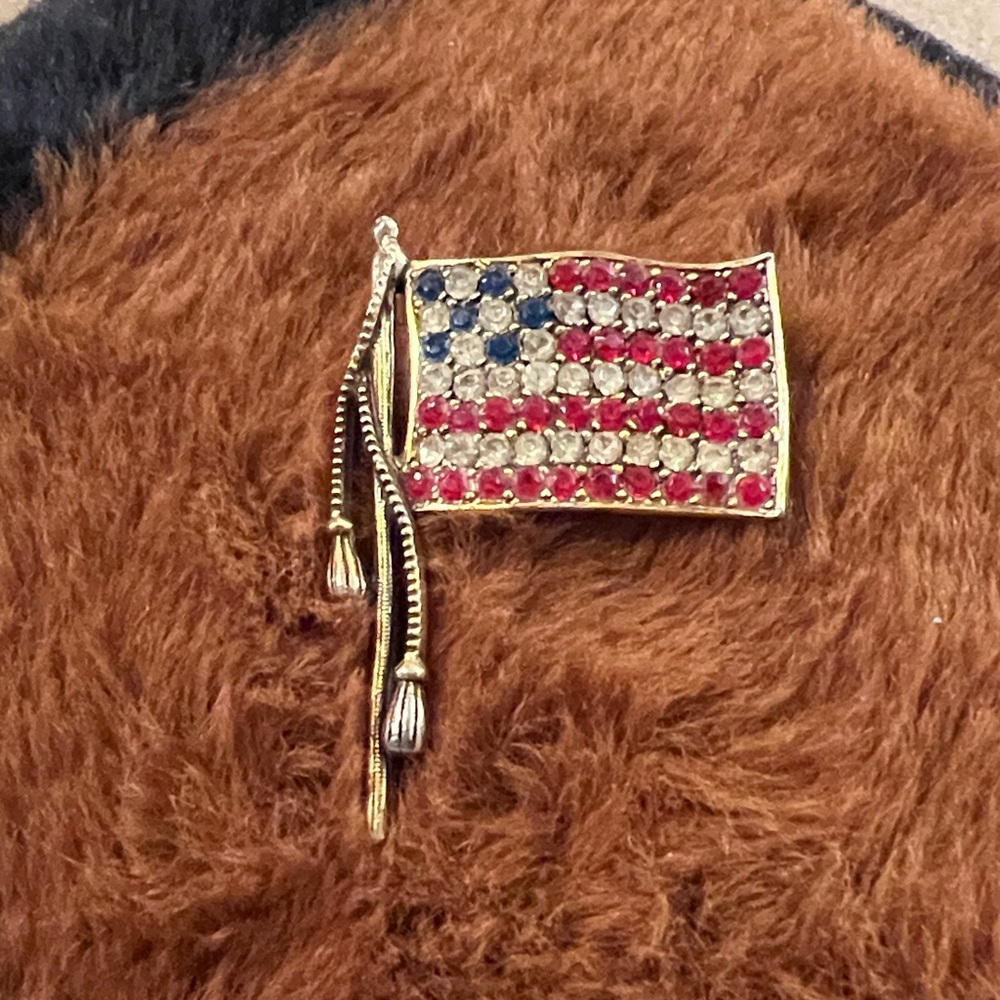 Elegant Hollycraft Gold American Flag Brooch